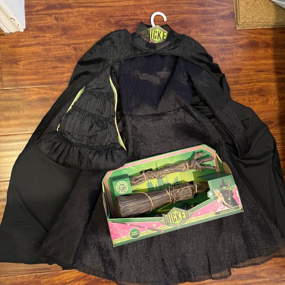 NWT Wicked Elphaba Deluxe Child Costume & Broom - Picture 1 of 1
